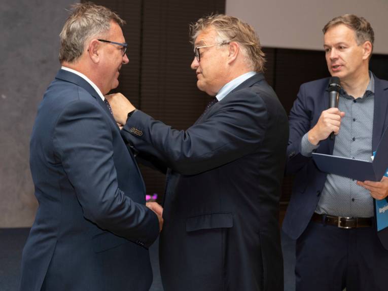 Verleihung der Ehrennadel von Regionspräsident Hauke Jagau an Landrat Jan Grabkowski